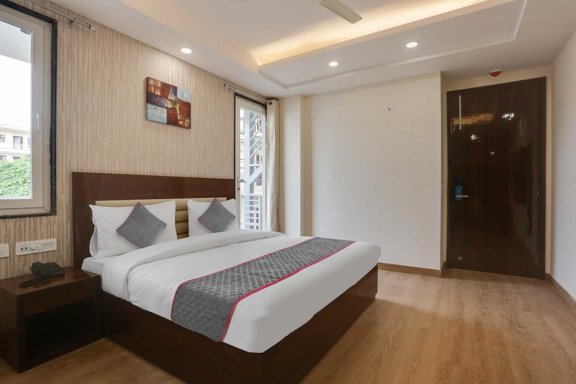 Townhouse The Adore Inn Gurgaon Exterior photo