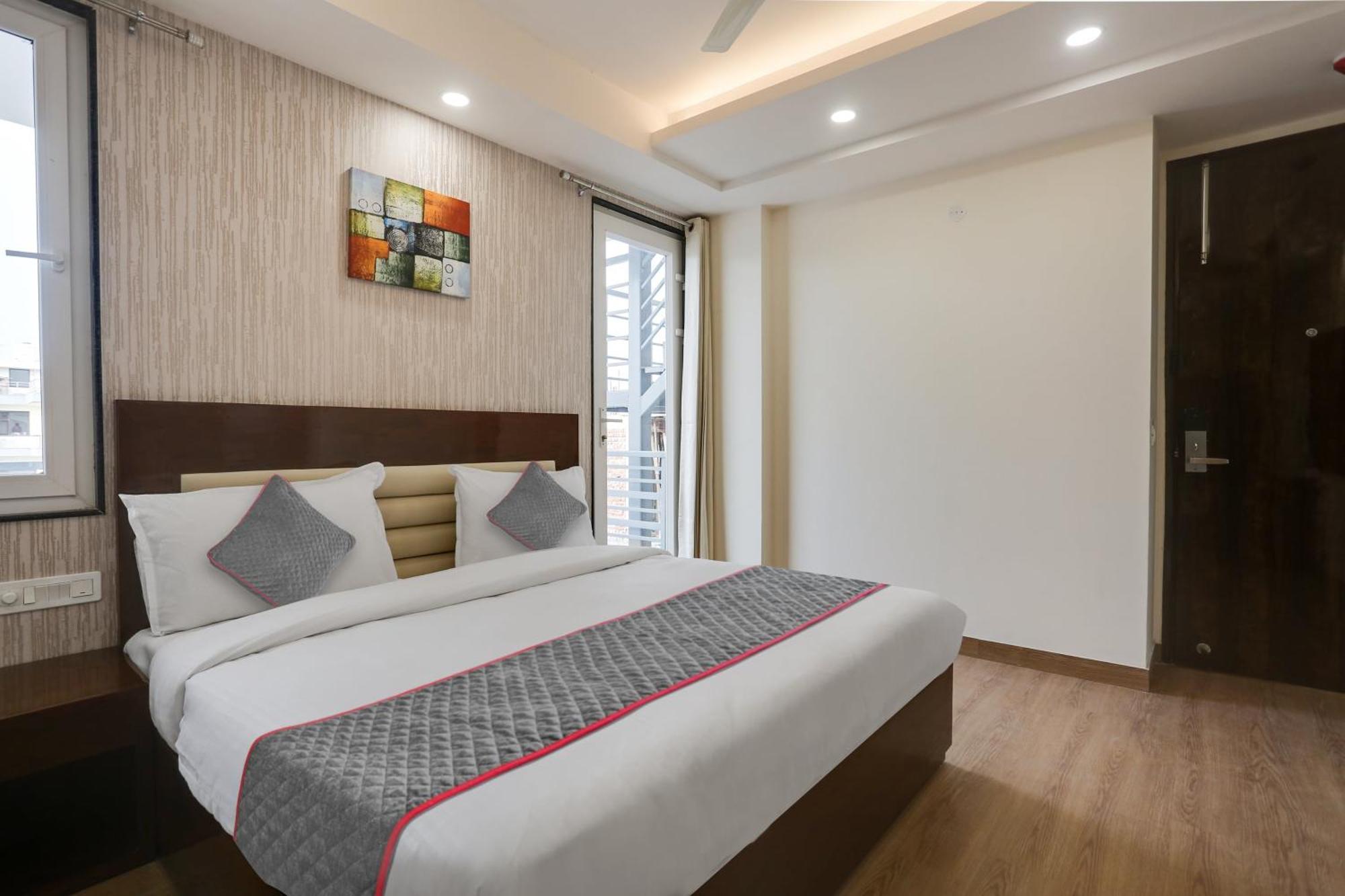 Townhouse The Adore Inn Gurgaon Exterior photo